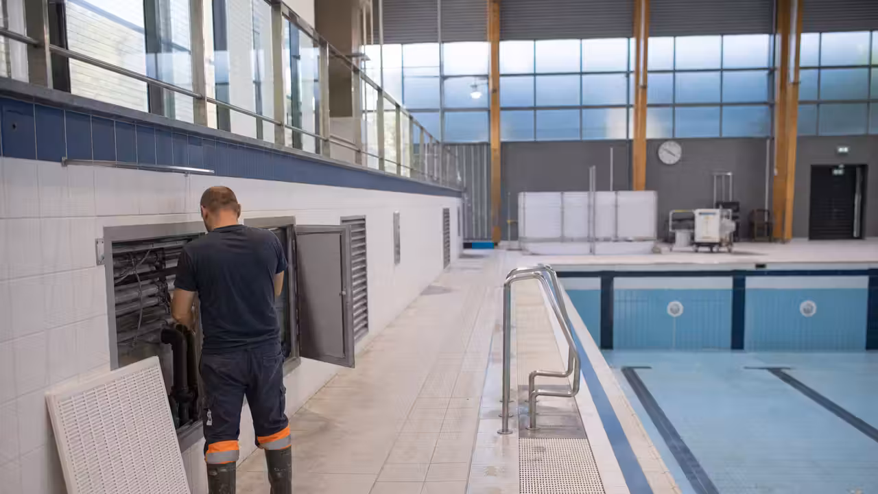 Bassin intérieur d’une piscine publique vidé pendant une opération de maintenance estivale