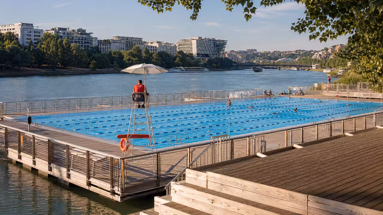 Bassin flottant envisagé sur la Saône à Lyon, entre quais urbains et zone de nage sécurisée