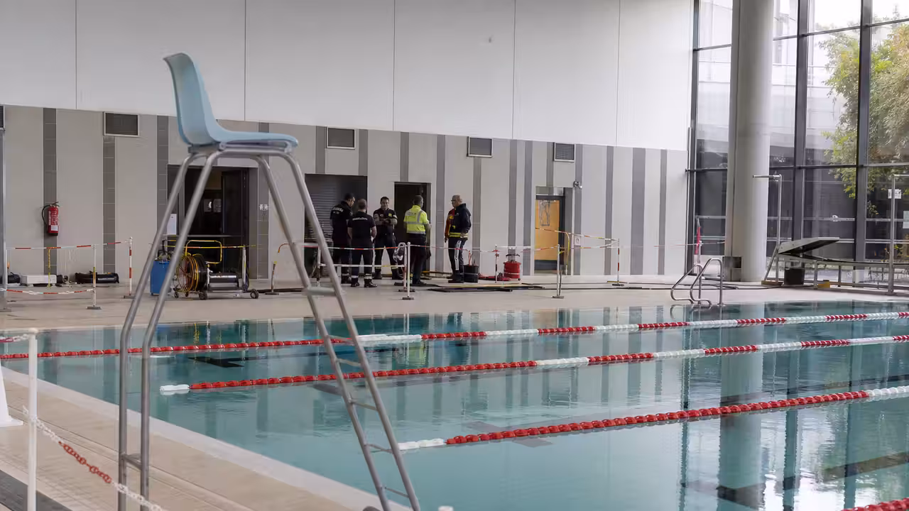Hall de piscine couverte vidé de ses baigneurs pendant une intervention de sécurité et un contrôle technique