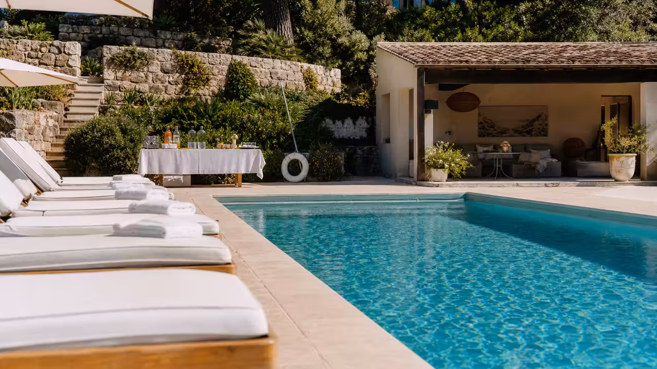 Terrasse de villa à Marseille avec piscine éclairée, transats et espace de réception préparé sans invités