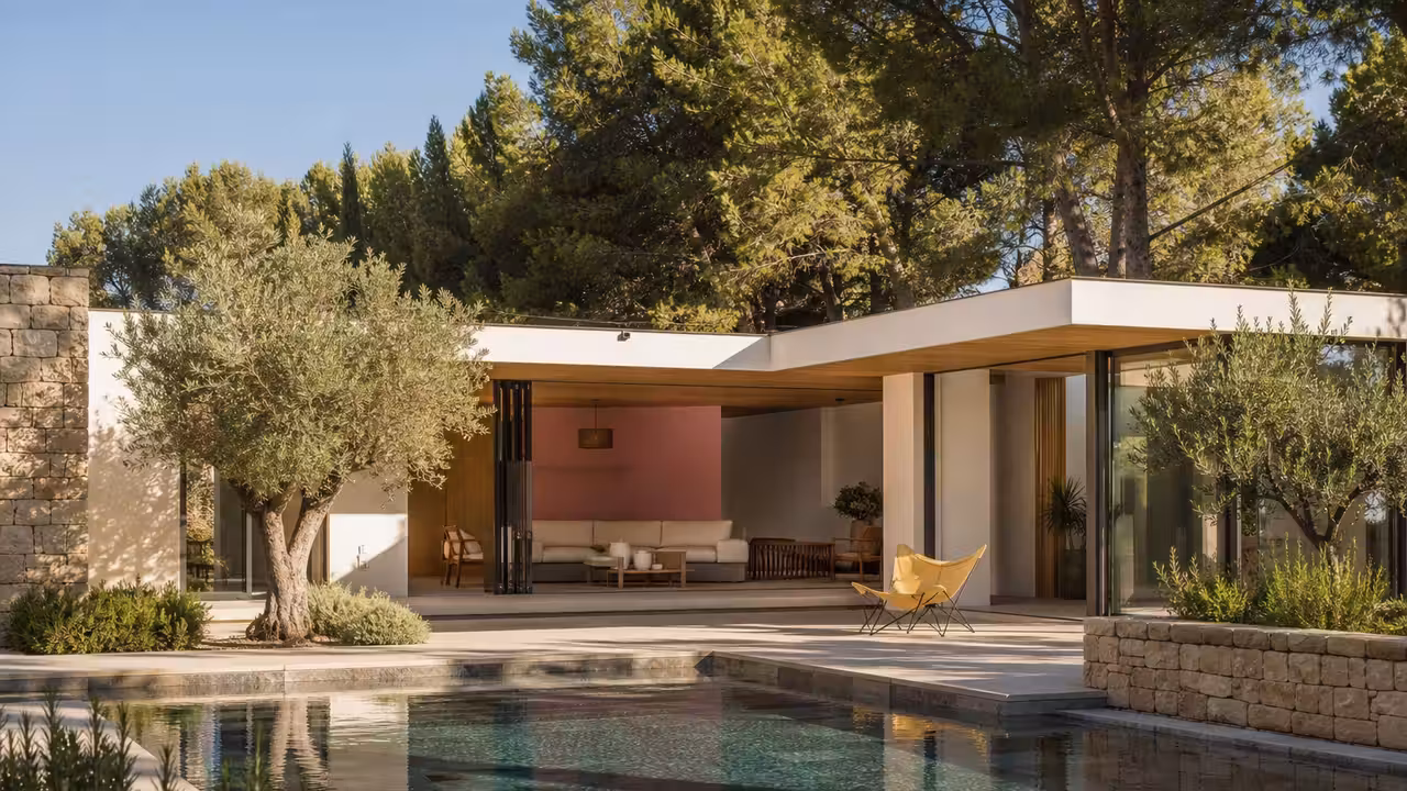 Pool house contemporain aux lignes épurées, ouvert sur une piscine avec mobilier coloré et végétation