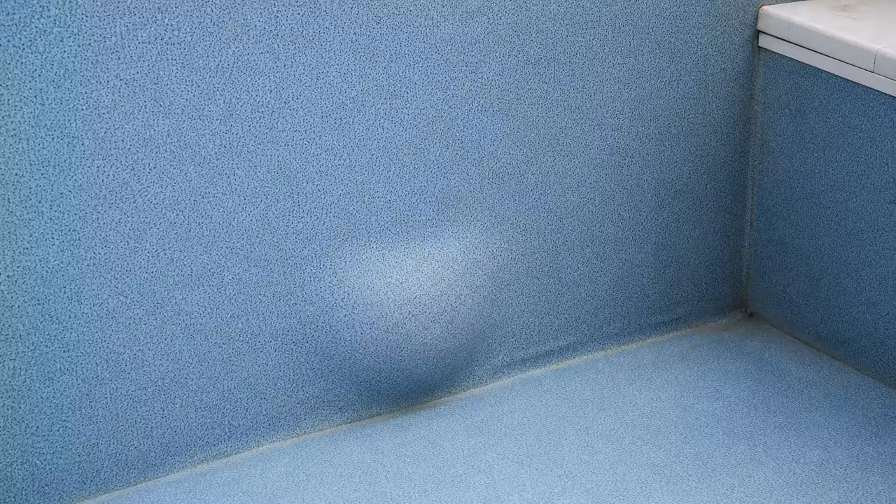 Poche molle et légèrement gonflée sur le liner d'une piscine, paroi bleue avec un léger renflement visible