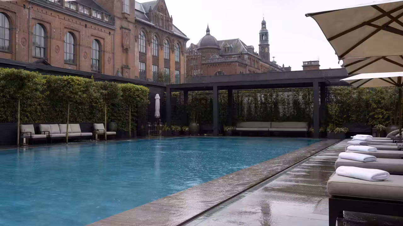 Piscine extérieure contemporaine de 25 mètres sur une terrasse d’hôtel au cœur de Copenhague