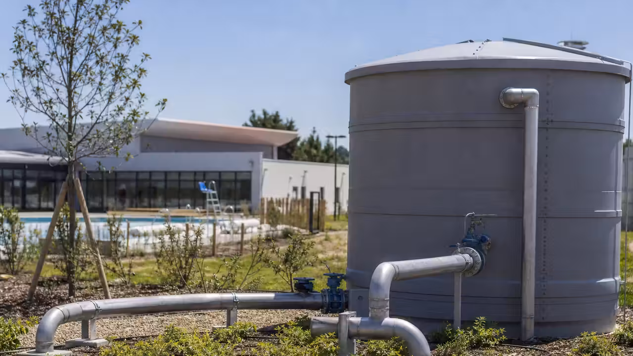 Cuve de récupération reliée à un centre aquatique et réseau d’arrosage des espaces verts municipaux