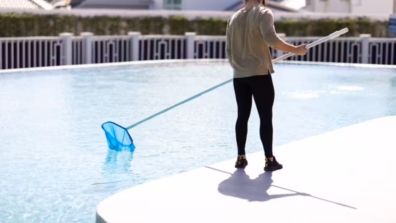 Robot de piscine sans fil nettoyant le fond d’un bassin familial aux parois claires, sans câble apparent
