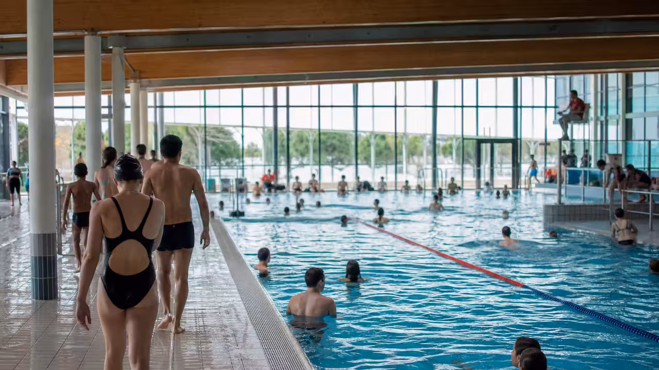 Baignade familiale dans un centre aquatique couvert lors d'une période de forte affluence