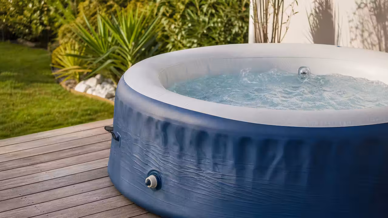 Spa gonflable extérieur avec sa structure légèrement affaissée, valve de gonflage visible sur le côté