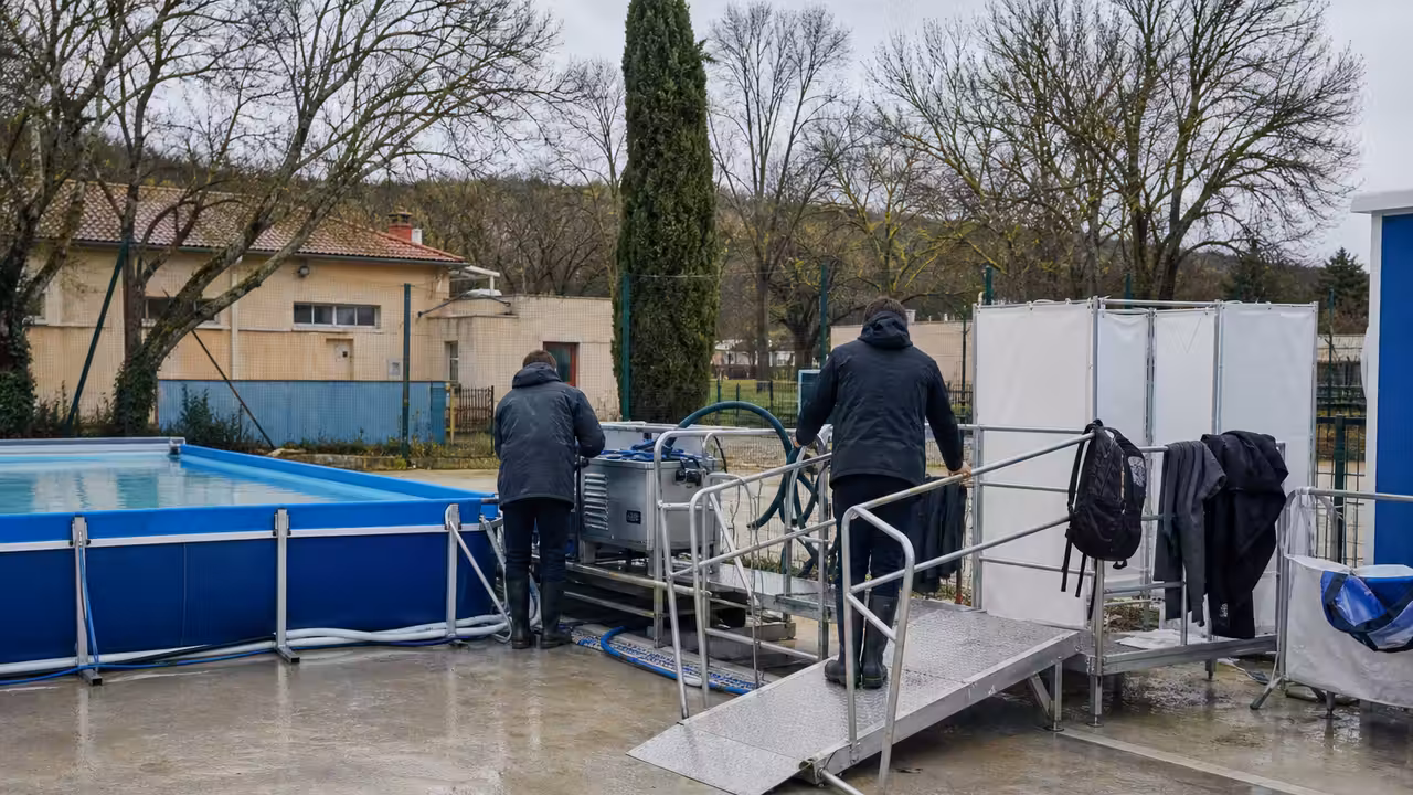 Bassin mobile installé près d’un complexe sportif, prêt à accueillir une séance de natation scolaire