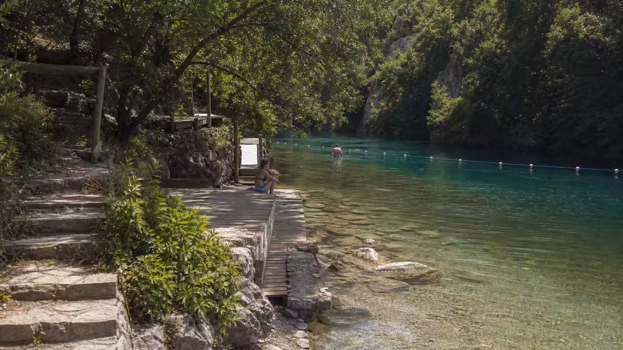 Berge aménagée d’une rivière avec accès sécurisé à une zone de baignade naturelle et végétation locale