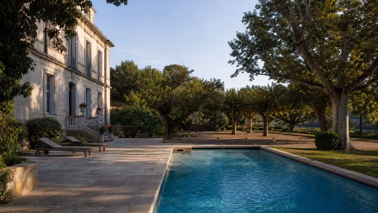Villa communale entourée d’un parc avec piscine extérieure, destinée à accueillir des médecins