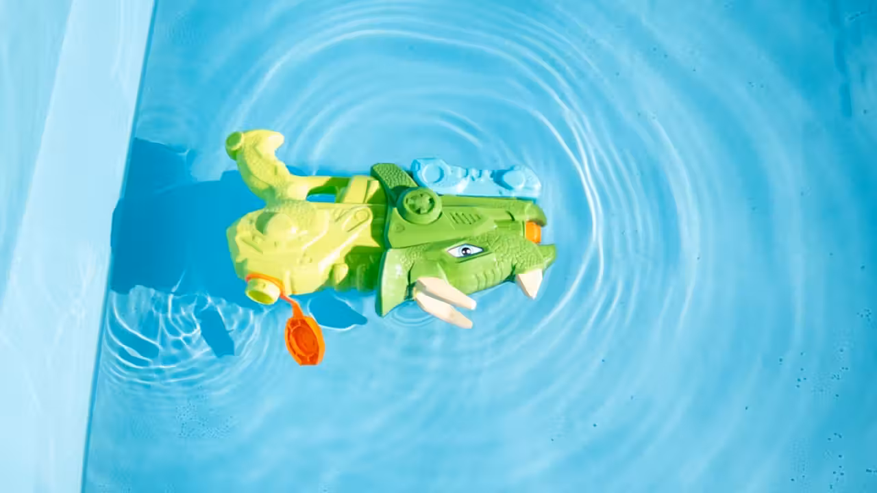 Animation collective dans une piscine publique, avec adultes et enfants participant à des jeux encadrés