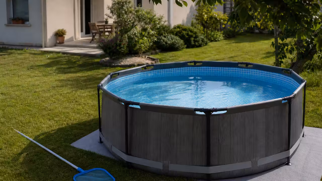 Petite piscine tubulaire ronde installée sur un tapis de sol dans un jardin plat et ensoleillé