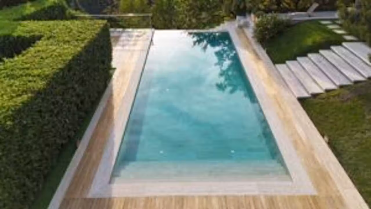 Piscine publique Tournesol jaune aux Lilas, avec toiture mobile ouverte sur un espace extérieur ensoleillé