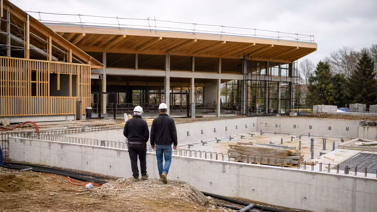 Chantier d’un centre aquatique municipal avec structure de bassin et équipements techniques en cours d’installation