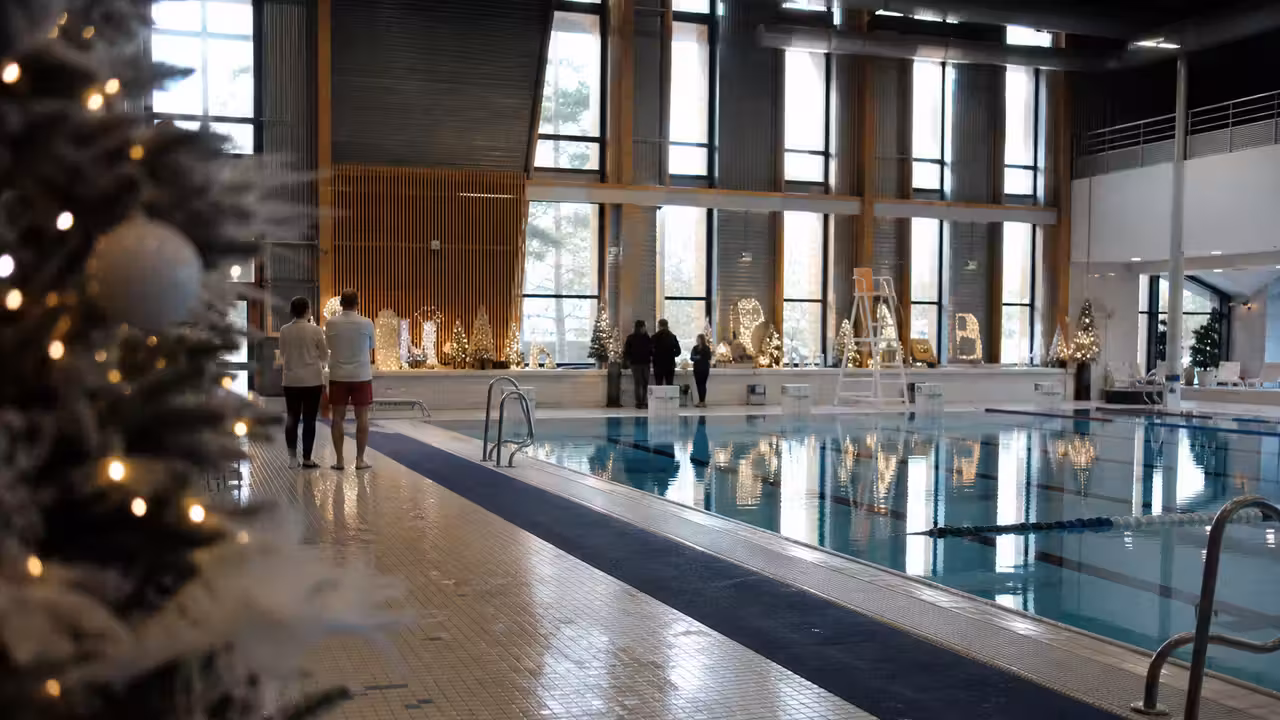 Décorations de Noël au bord d’un bassin intérieur de piscine publique, avant une animation familiale
